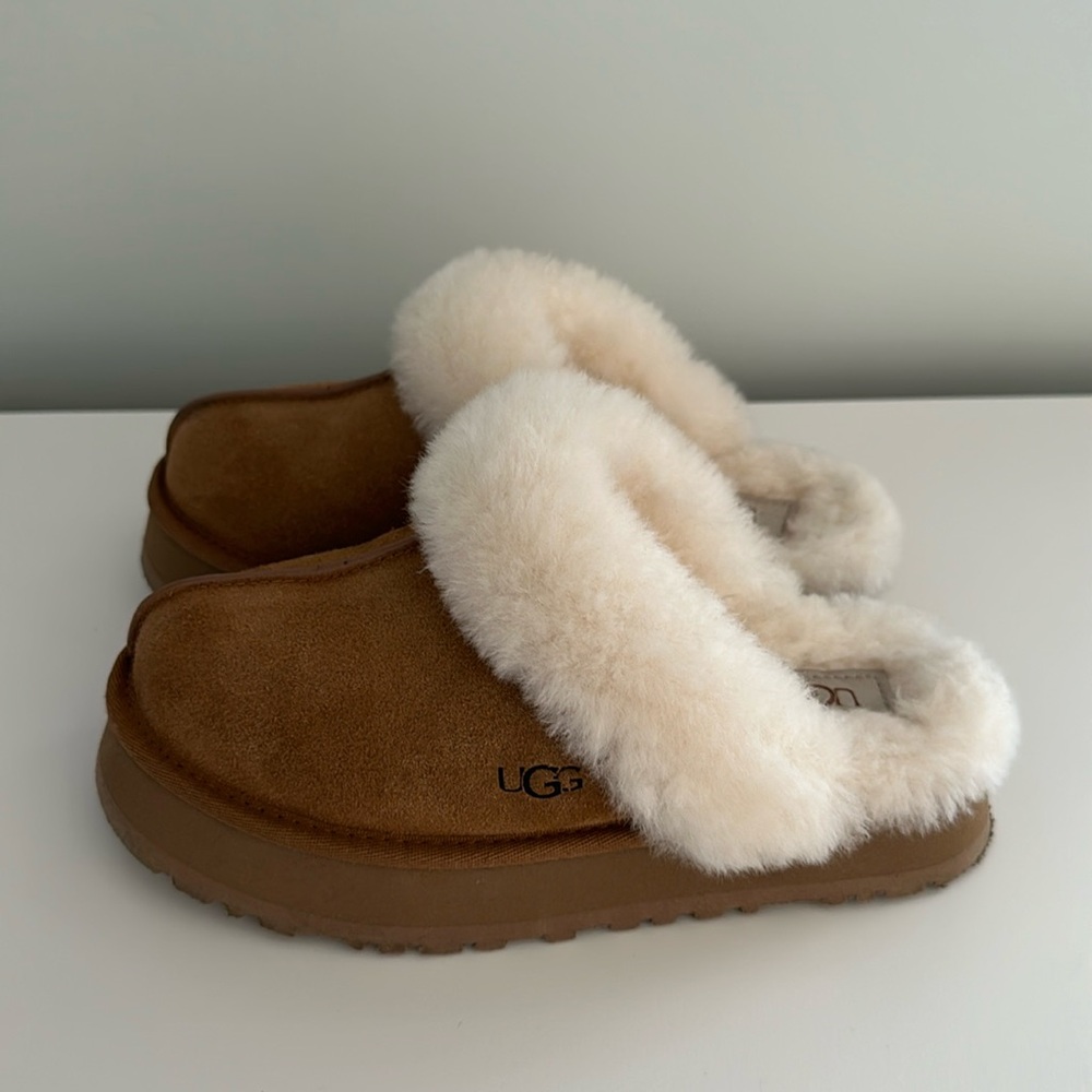 Ugg women’s size 7 Disquette platform slippers/shoes in chestnut